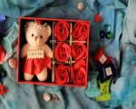 جعبه خرس و گل قرمز